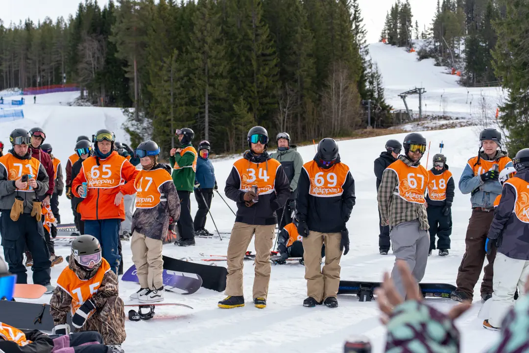 An enthusiastic group gearing up for the Banked Slalom competition at Kläppen winding through Ormtungan.