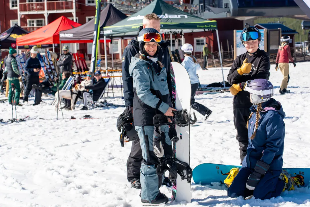 Happy guests trying different snowboard models at Kläppen's big ski test