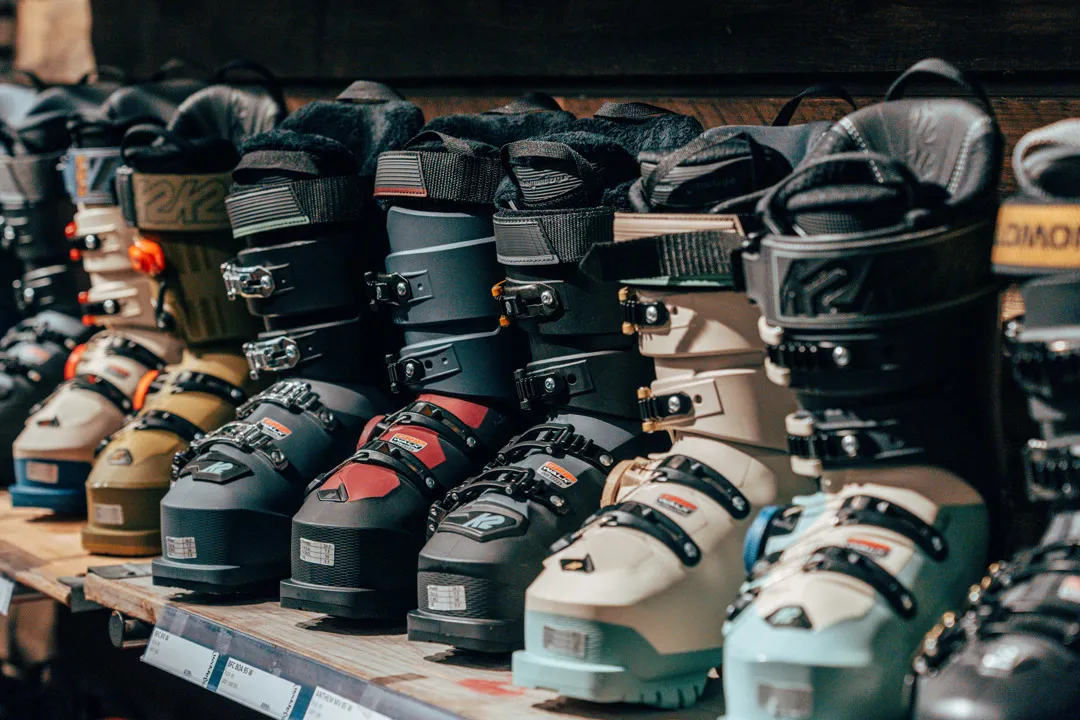 Uppradade alpinpjäxor på en hylla 