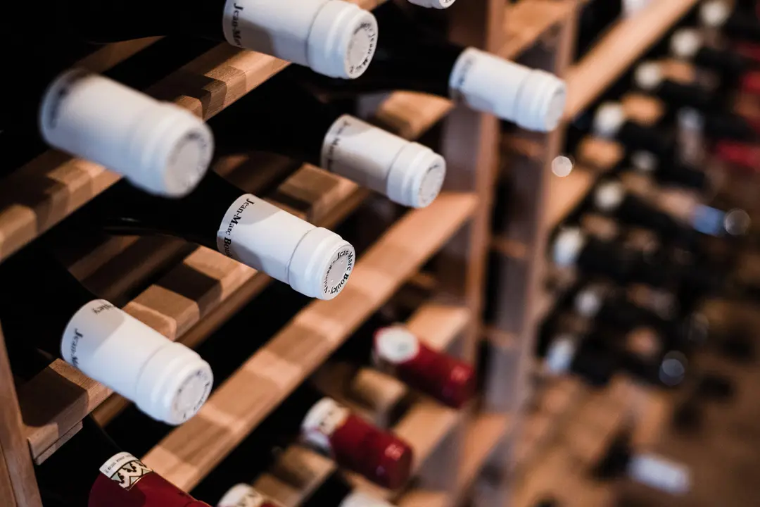 Vinflaskor i ett vinställ