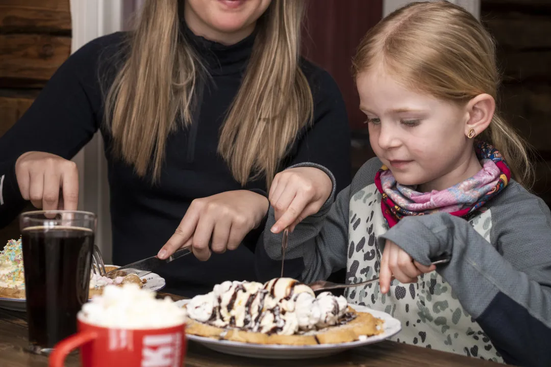 Ett kompisgäng sitter på Toppstugans uteservering