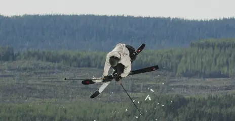 Kim Boberg performs a trick on skis in the air at Kläppen Snowpark