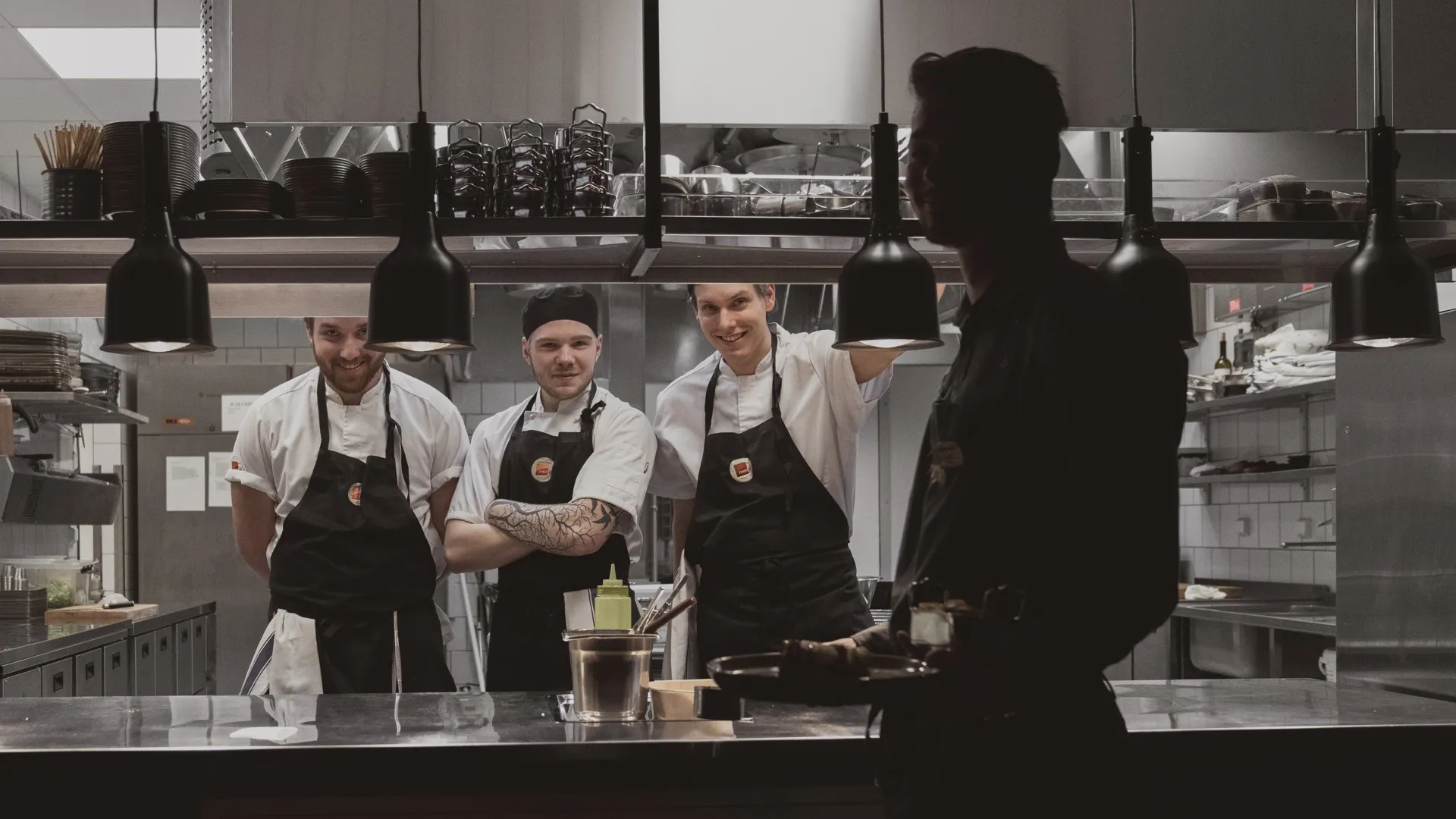 Personalen står samlade i köket och ler mot kameran