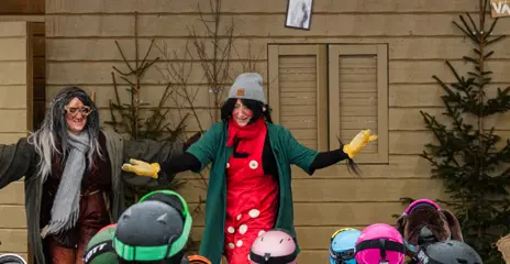 Trolle, Trolla, and Tralle celebrate at Trolle & Trolla's stage when Tralle moves in on Kläppenberget.