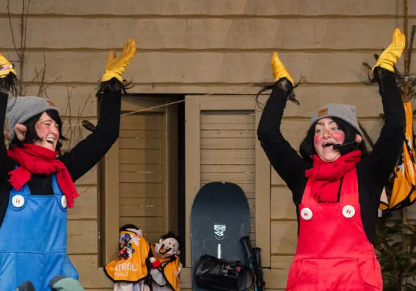 Trolle & Trolla dance and sing on Trolle & Trolla's stage