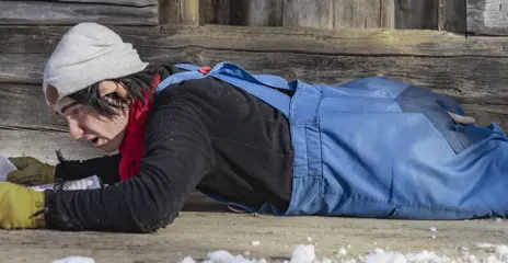 Trolle ligger på terassen utanför Trollgården och läser tidningen