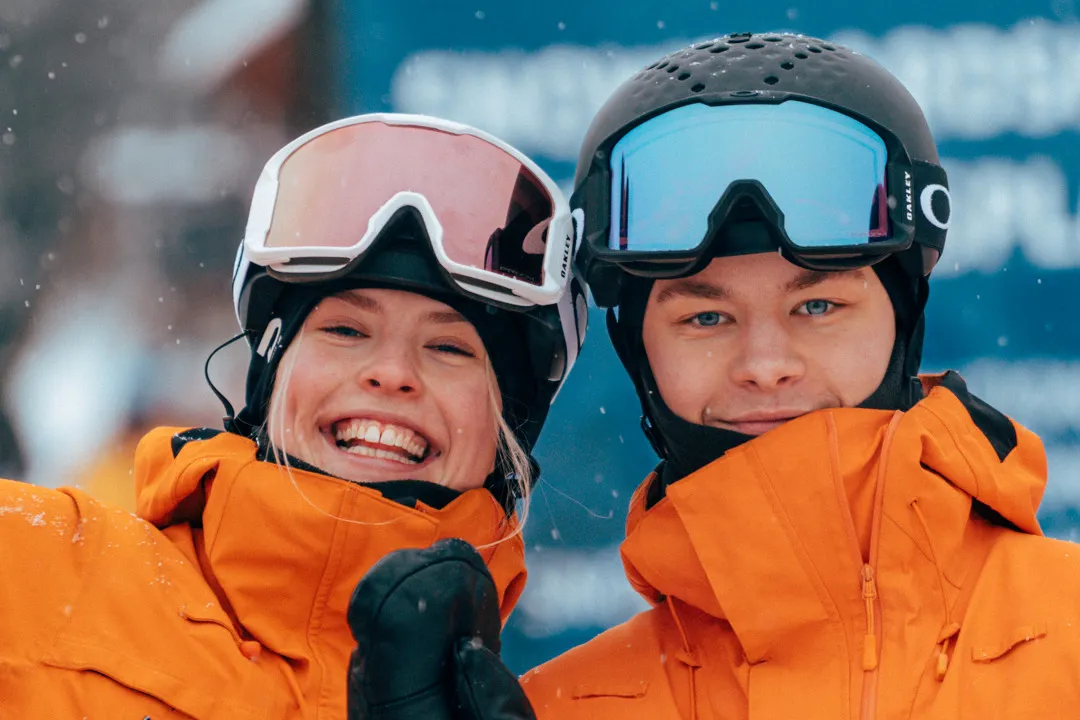 Två skidskoleinstruktörer ler mot kameran