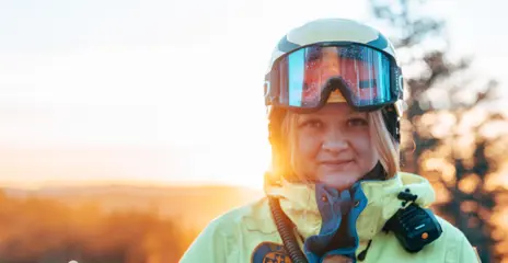 En kvinna från skidpatrullen står och ler mot kameran