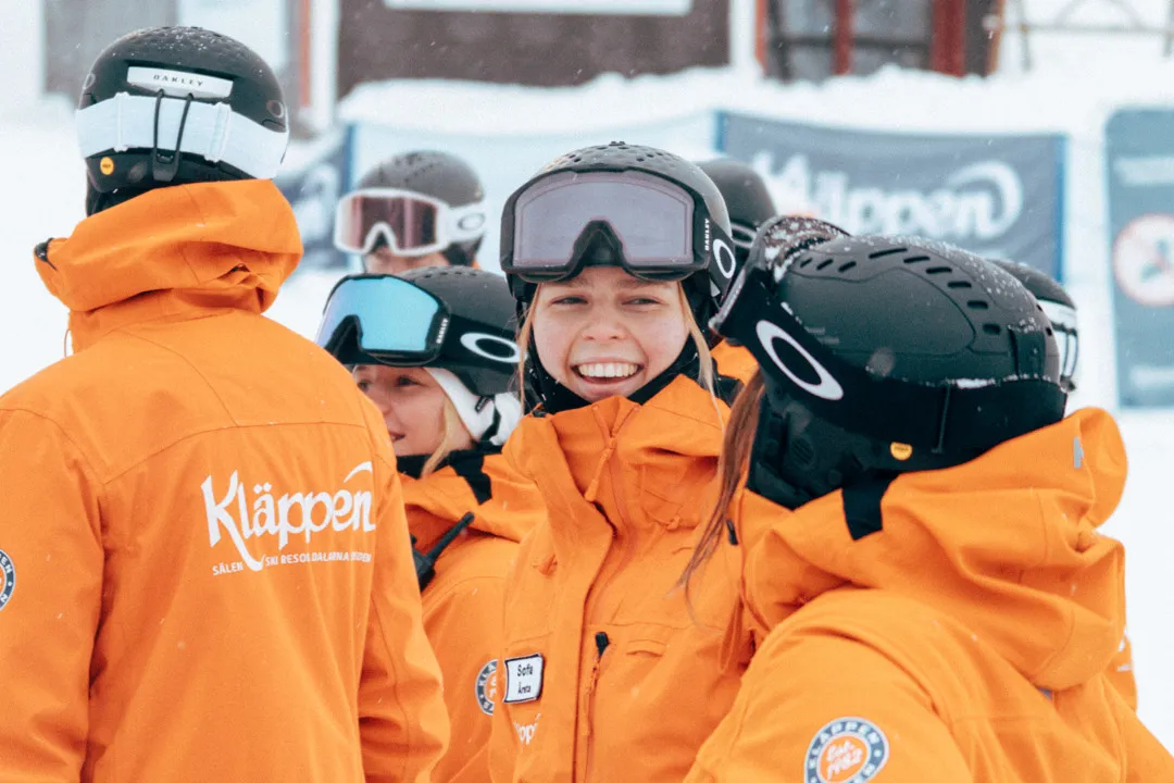 Tre instruktörer står och samtalar innan lektion