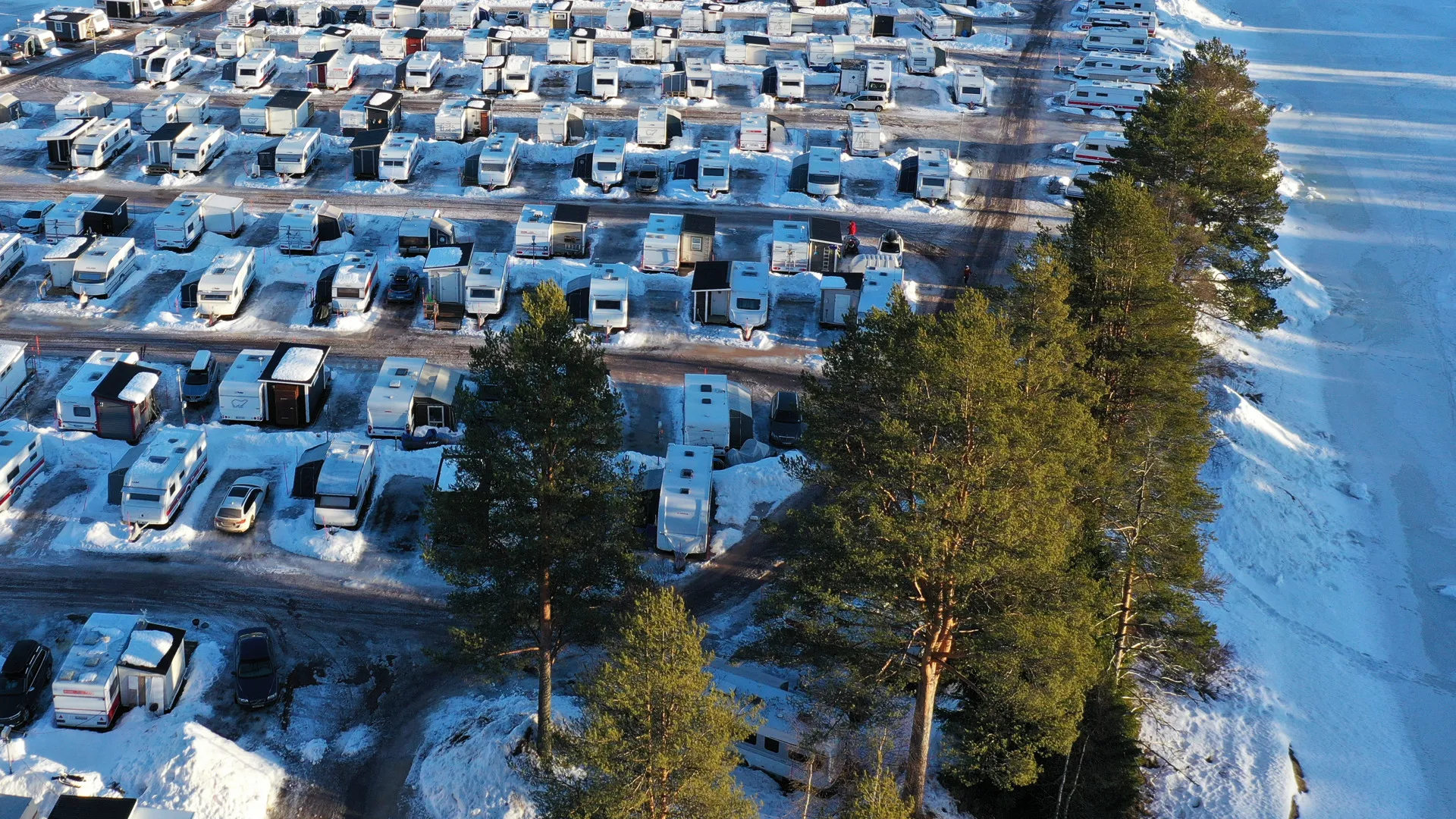 en drönarbild på campingvagnar på Kläppens camping