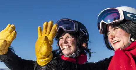 Trolle & Trolla wave to the children