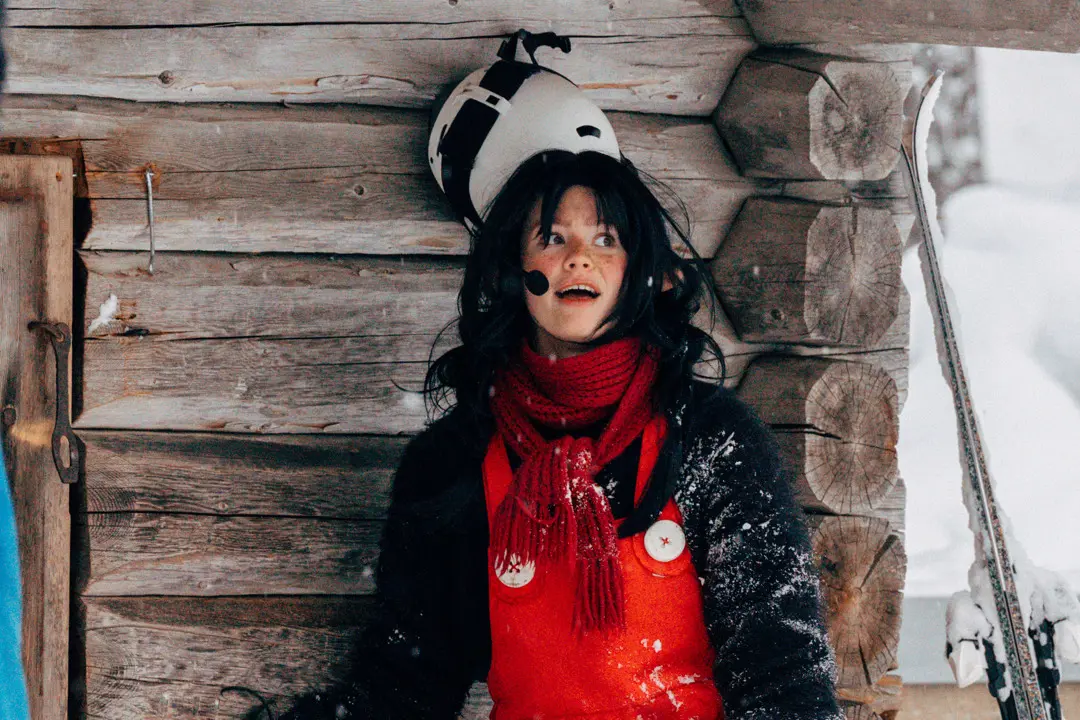 Trolla sitter utanför en stuga i Trollstergården