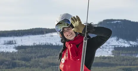 Trolla goes up with the lift and you see a wintry mountain view in the background
